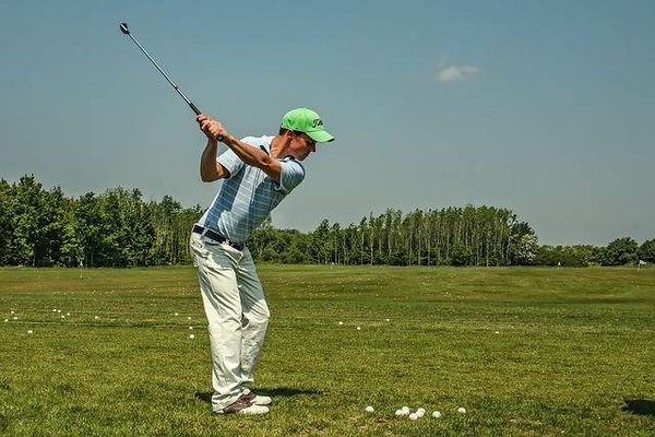 Comment s'initier et s'améliorer au golf ?